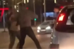 ŽESTOKA TUČA NASRED BULEVARA Dvojica se pesniče dok oko njih prolaze kola