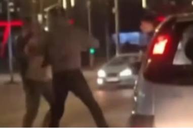 ŽESTOKA TUČA NASRED BULEVARA Dvojica se pesniče dok oko njih prolaze kola