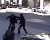 PLJUŠTE PESNICE, ZARIO MU JE KLJUČ U RUKU... Uzmemirujuće! Izbila krvava tuča nasred raskrsnice! (VIDEO)