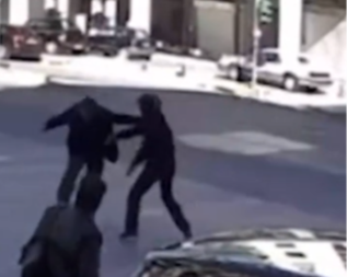 PLJUŠTE PESNICE, ZARIO MU JE KLJUČ U RUKU... Uzmemirujuće! Izbila krvava tuča nasred raskrsnice! (VIDEO)