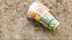 NEMA PARA U VAŠOJ KUĆI?! Jednu novčanicu stavite na ovo mesto i gledajte kako novac pristiže