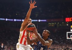 MOĆNI BATLER DONEO VELIKU POBEDU ZVEZDI Crveno-beli u grotlu Arene srušili Efes i nastavljaju da "grabe" ka plej-ofu Evrolige! 