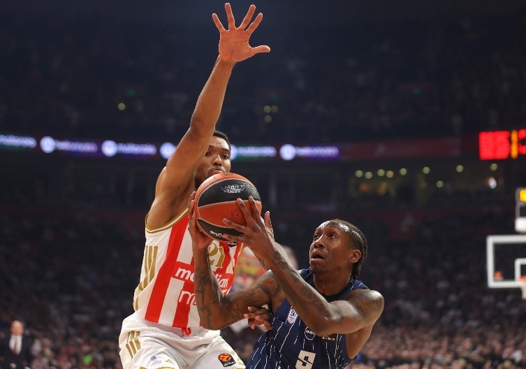 MOĆNI BATLER DONEO VELIKU POBEDU ZVEZDI Crveno-beli u grotlu Arene srušili Efes i nastavljaju da "grabe" ka plej-ofu Evrolige! 