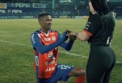 DŽABA JE KLEČAO Kostarikanac oduševio svet prosidbom na terenu, tri dana kasnije dobio pedalu!