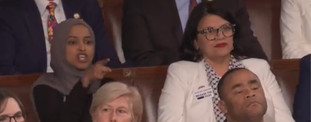 "UBILI STE AMERIKANCE!" Haos tokom Trampovog govora, napale ga demokratske poslanice (VIDEO)