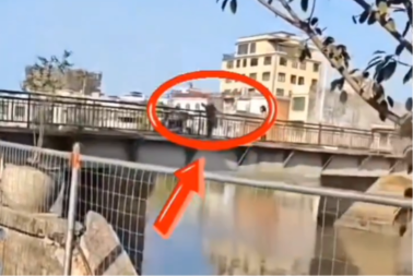 UZNEMIRUJUĆI SNIMAK! Posvađao se sa ženom, pa u naletu besa BACIO DETE U REKU (VIDEO)