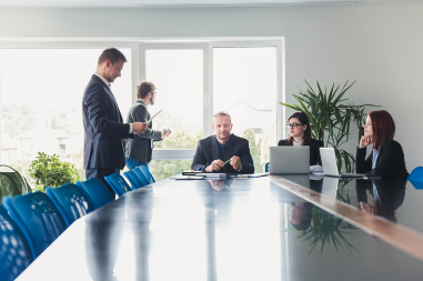 SNIMAK IZ FABRIKE SVE OSTAVIO U NEVERICI Šef istresao 26 miliona pred radnike - razlog rasplakao sve (VIDEO)