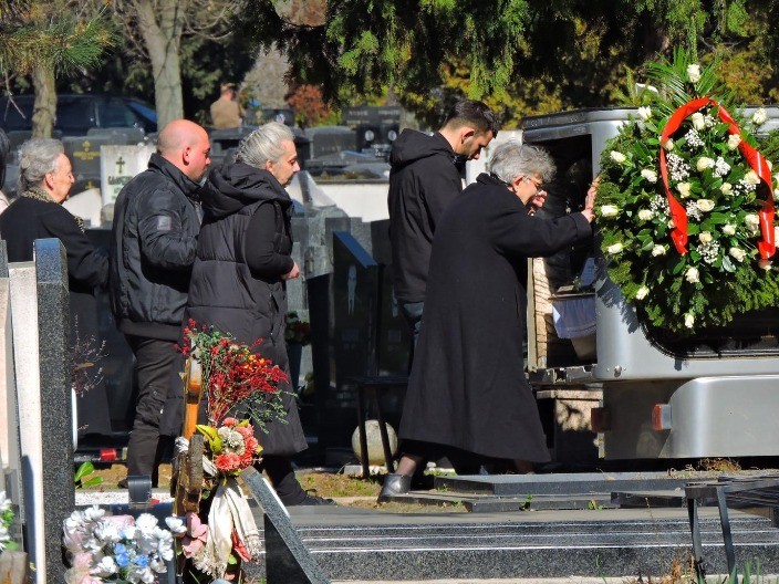 BAKA SE DRŽALA ZA POGREBNO VOZILO I JECALA Najtužniji prizori na sahrani majke tri dečaka