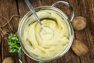 Nemojte više sipati mleko u pire krompir: Evo šta mu daje kremastu strukturu bez grudvica