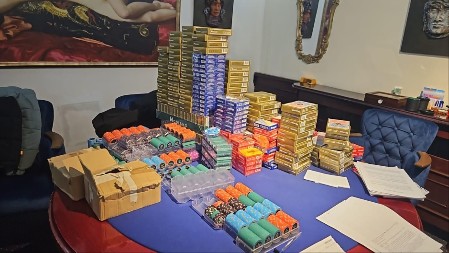 U BEOGRADSKOM HOTELU OTKRIVENO NELEGALNO PRIREĐIVANJE KAZINO IGARA NA SREĆU: Zatečeno 11 osoba, zaplenjena oprema za poker igre (FOTO)