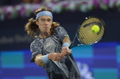 SKANDAL NA MEČU POZNATOG TENISERA Dečaku naredili da pocepa transparent zbog ruske trobojke