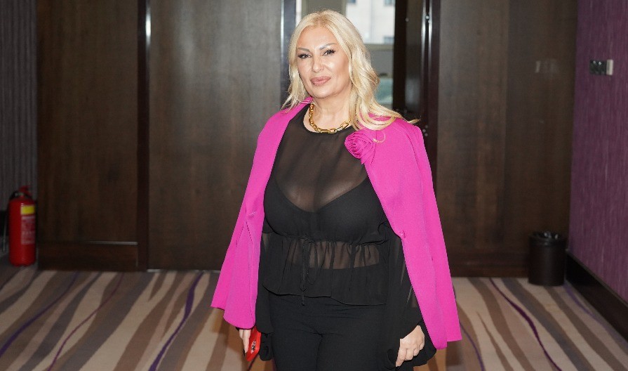 "OVO JOJ NE PRILIČI" Našu pevačicu (51) stavili na stub srama zbog stajlinga! (VIDEO)