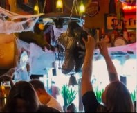 Pab gde čašu menja cipela - ako se čaša ošteti plaćate paprenu kaznu (VIDEO)