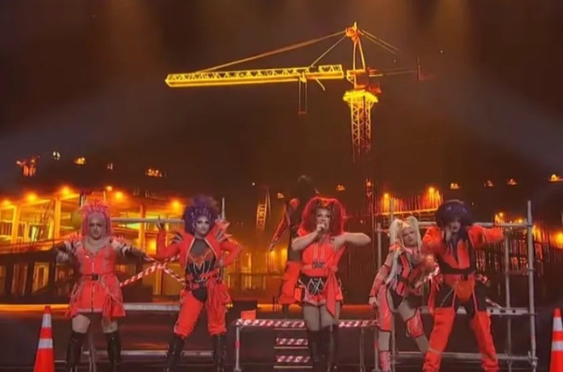 HAOS NA SCENI PZE! Članica Harem Girls se razbila, pala na kraju nastupa (FOTO)