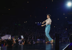 MORBIDNOST BEZ GRANICA Nećete verovati šta je čuveni pevač radio na bakinoj sahrani, ovo još nismo videli