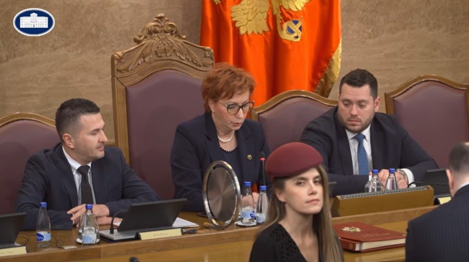 HAOS U SKUPŠTINI CRNE GORE: Opozicija blokirala sjednicu, opkoljen ministar pravde