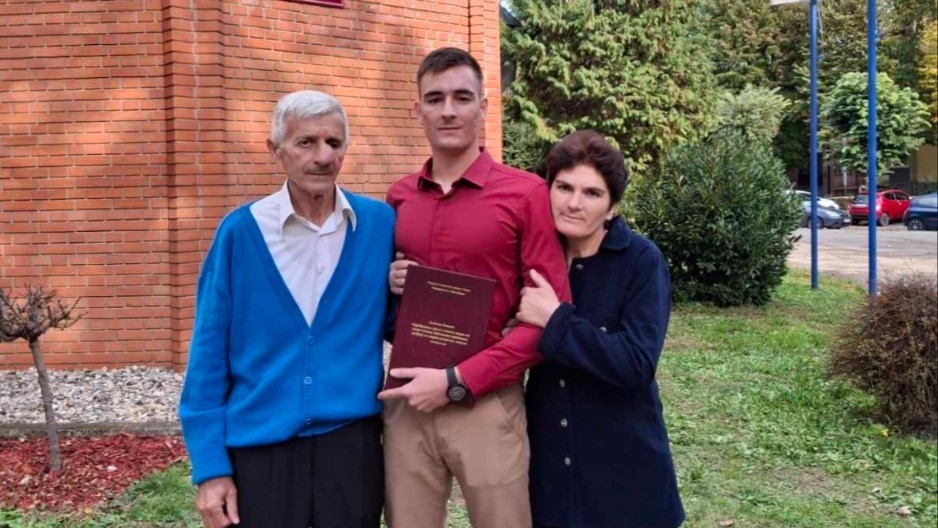 Ljubomir iz Bjeluše nekada bio đak pešak a danas jedan od najboljih studenata u Čačku - ponos je roditelja i celog sela 