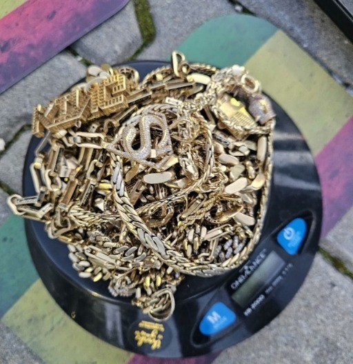  ZAPLENJENO ORUŽJE ZLATO I NARKOTICI  Sprečen šver na granici 