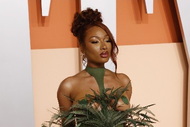 ŽDREBICA ĐAVOLICA Klejova devojka dobila dres Milana, pa otišla na reviju i pokazala... Auu, previše!