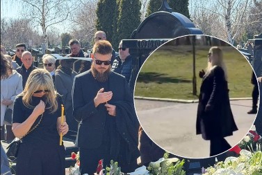 POVUKLA SE IZ JAVNOSTI, A KADA JE STIGLA NA GODIŠNJICU SAŠINE SMRTI Pevačica jedva stoji na nogama