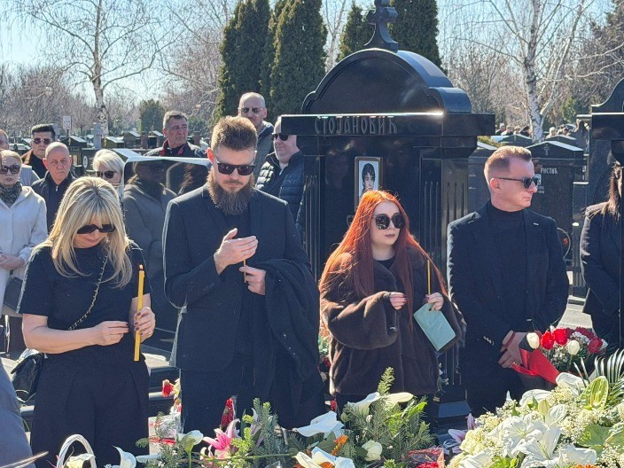 SAŠINOJ ĆERKI NA GROBLJU URUČENA KOVERTA Aleksandra otvorila pismo i briznula u plač