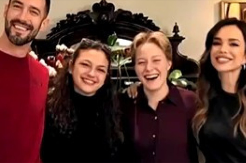 BLOKADERI U ZAGRLJAJU SEVERINE Vođa ozloglašene novosadske grupe u društvu hrvatske pevačice! (VIDEO)