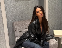 ĐINA DŽINOVIĆ U MINIJATURNOM BIKINIJU! Struk savršen, trbušnjaci ocrtani, menja poze i zavodi hot telom! (FOTO)