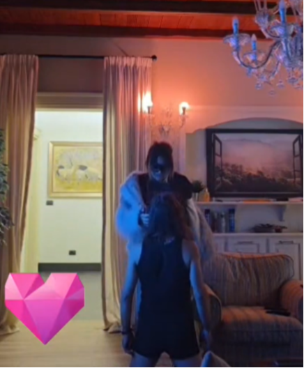 RALE ZAPROSIO ANU NA AVALI Kleknuo pred nju, a evo šta je pevačica uradila! (FOTO)