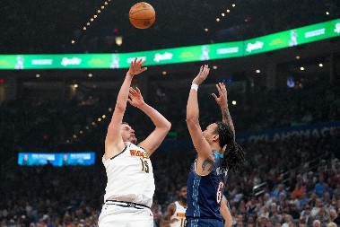 POJAVIO SE NOVI SNIMAK Pogledajte kako je Kanađanin mučki udario Jokića (VIDEO)