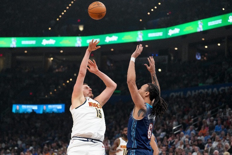 POJAVIO SE NOVI SNIMAK Pogledajte kako je Kanađanin mučki udario Jokića (VIDEO)