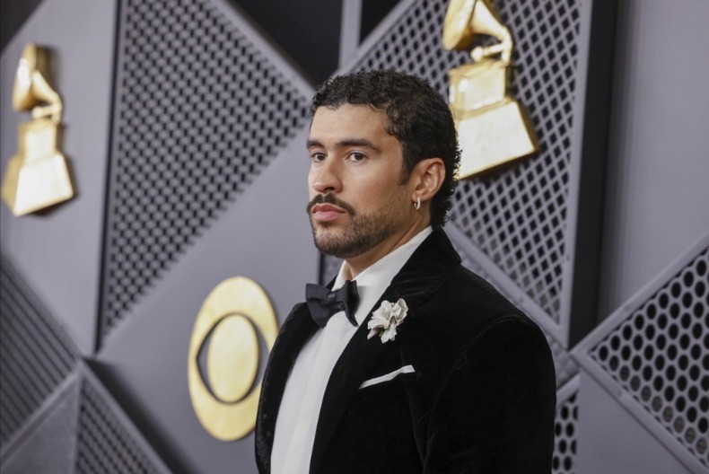 Šta je on to obukao pa celi svet priča o njemu? Bed Bani u istorijskom odelu, ovaj detalj obara sa nogu