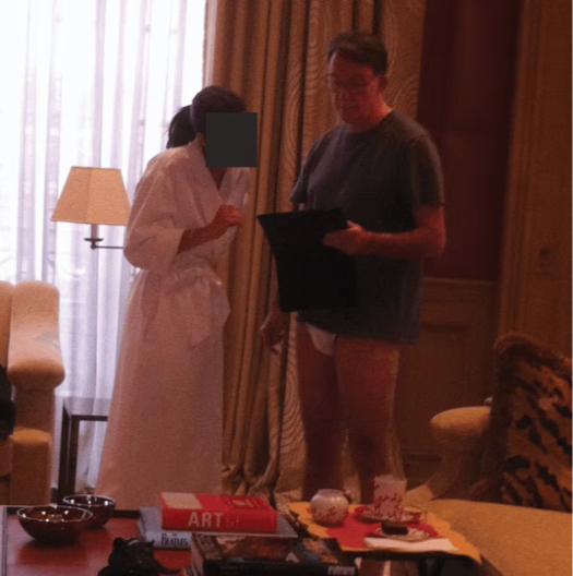 "NEMAM POJMA ŠTO SAM U GAĆAMA KOD EPSTINA" Isplivale skandalozne slike lorda Mandelsona, na drugoj mu devojka MASIRA STOPALO (FOTO) 