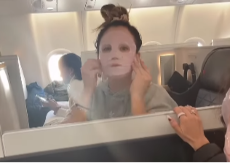 POGODITE KO JE Čuvena glumica se sakrila iza maske za negu lica, sada je niko ne prepoznaje