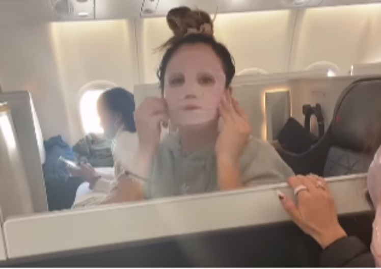 POGODITE KO JE Čuvena glumica se sakrila iza maske za negu lica, sada je niko ne prepoznaje