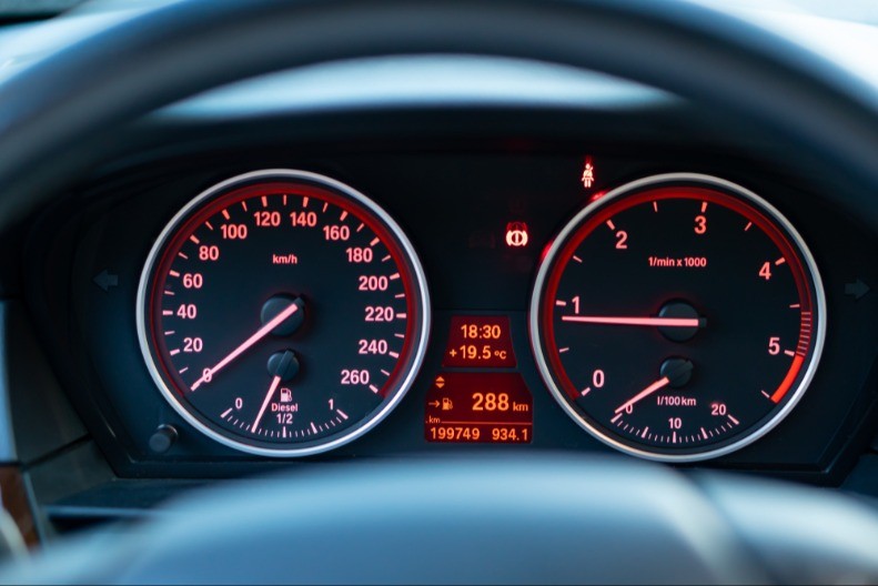 AKO VAM SE UPALI OVA LAMPICA – ODMAH ZAUSTAVITE AUTO Može potpuno da uništi motor