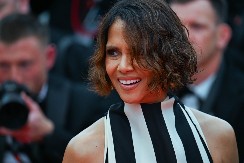 Svi se zatežu, a ona prirodna: Hale Beri izgleda nikad bolje, i to na pragu sedme decenije