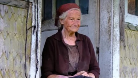 USAMLJENA BAKA (84) ŽIVI SAMA USRED ŠUME Ono što radi svakog dana ostavlja sve bez reči! (VIDEO)