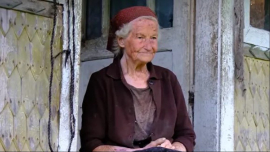 USAMLJENA BAKA (84) ŽIVI SAMA USRED ŠUME Ono što radi svakog dana ostavlja sve bez reči! (VIDEO)