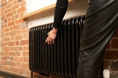 Zašto svi farbaju radijatore u crno? Kad čujete razlog, odmah ćete i vi to uraditi!