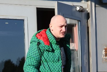 NIJE MOGAO DA SAČEKA Desingerica napravio haos na parkingu i izazvao incident, reper kipti od besa!