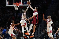 NIKOLA JOVIĆ UČIO SAIGRAČE SRPSKI Njihove reakcije su potpuni hit, a jedna reč ih je srkoz dotukla (VIDEO)