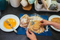 FAŠIRANE ŠNICLE PO STARINSKOM RECEPTU: Gurmanski specijalitet obogatiće vašu trpezu, ručak spreman za sat vremana