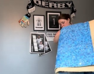 MAJKA DOŽIVELA ŠOK ŽIVOTA Podigla tepih star 10 godina – prizor ispod LEDI KRV U ŽILAMA! (VIDEO)