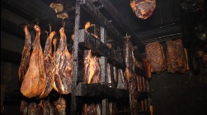 PRŠUTA I SLANINA SU KANCEROGENE KAO I CIGARETE Ako kupujete industrijske mesne prerađevine na ovo slovo i brojeve morate obratiti pažnju