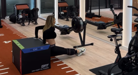 PEVAČICA IDE U TERETANU U ŠESTOM MESECU TRUDNOĆE Pet godina mlađi verenik vežba sa njom! (FOTO)