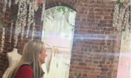 RASPLAKALA MAJKU Buduća mlada ušla u kabinu, a kada je izašla na sebi je imala nešto prelepo!