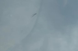 AU, ŠTA JE OVO MAJKO MILA? Misteriozna crna pojava na nebu napravila haos - internet gori od teorija! (FOTO)