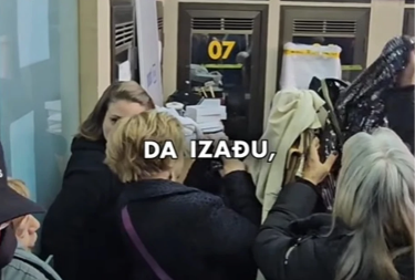 STAMPEDO U POŠTI, SVI SE GURALI DA KUPE IZGUBLJENE POŠILJKE Cene već od 50 dinara - evo šta je sve u ponudi