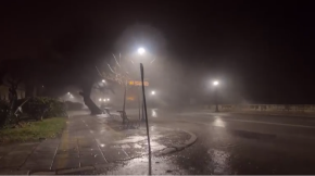 PRVI SNIMCI I SLIKE SA KRFA! Tornado čupao drveće, odneo kiosk i crepove sa kuća! (VIDEO)