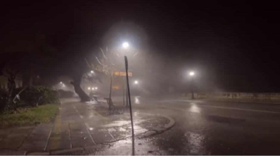 PRVI SNIMCI I SLIKE SA KRFA! Tornado čupao drveće, odneo kiosk i crepove sa kuća! (VIDEO)